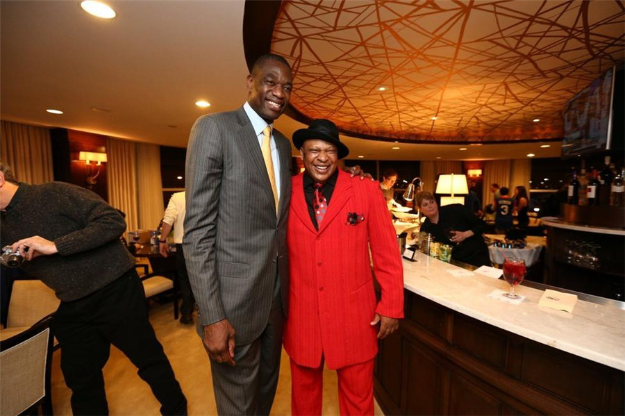 显得更加 显得更加