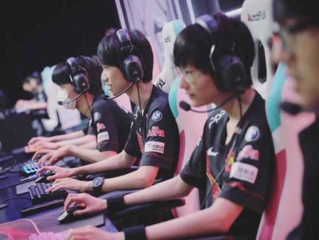 多位年轻选 多位年轻选